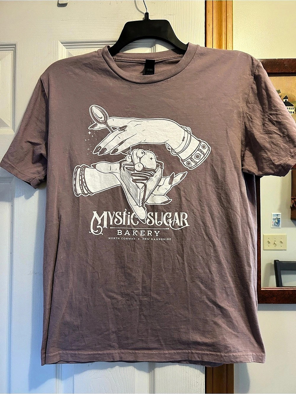 Mystic Sugar Bakery graphic tee Graphic Short Sleeve Tee in Brown Like New